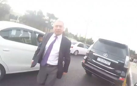 “Lexus”la motosiklet sürücüsünün ayağının üstündən keçdi, döyüb təhqir etdi - Video