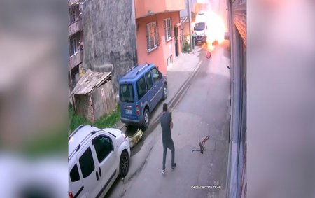 Türkiyədə təyyarənin binaların arasına çırpılma anı - Video