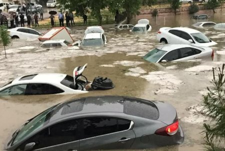 Türkiyədə sel: Onlarla avtomobil su altında qaldı