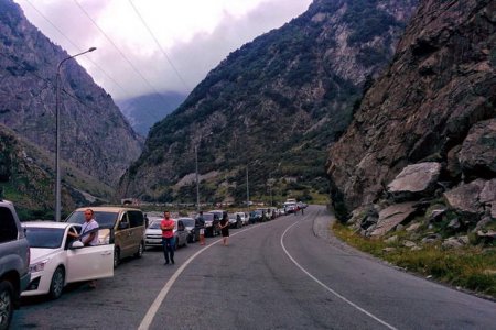 Ermənistana gedən yüzlərlə avtomobil Yuxarı Larsda gömrükdə qalıb