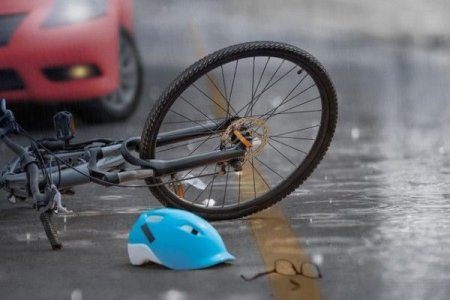 Minik avtomobili velosipedçini vurdu