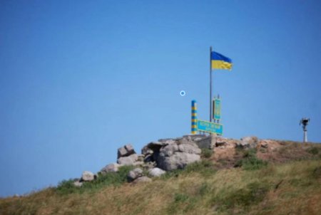 Zmeyinıda Ukrayna bayrağı qaldırıldı: Ada rəsmən Ukraynanın yurisdiksiyasına qaytarıldı