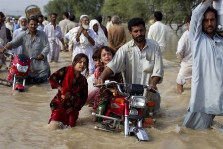 Pakistanda daşqınlar nəticəsində həyatını itirənlərin sayı artıb