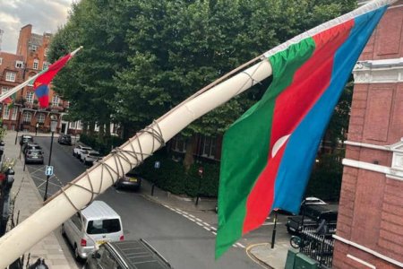Azərbaycanın Londondakı səfirliyinin önündə üçrəngli bayrağımız dalğalanır - VİDEO