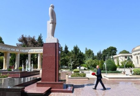 Prezident İlham Əliyev Ağsuda Heydər Əliyevin abidəsini ziyarət edib - FOTO