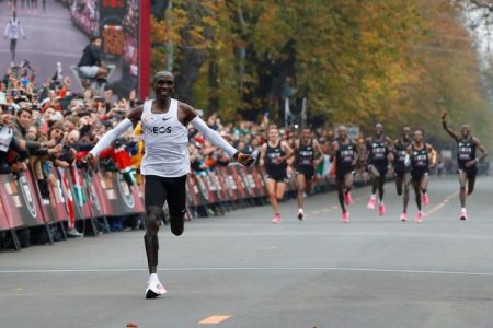 Marafonda dünya rekordu: Keniyalı atlet öz nəticəsini yenilədi