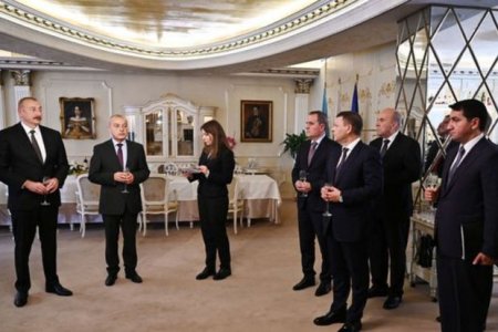 Prezident İlham Əliyevin şərəfinə rəsmi şam yeməyi verilib