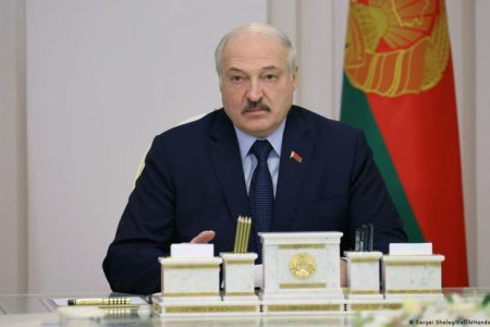 Lukaşenko hərbçilərin və güc strukturlarının təcili iclasını çağırıb