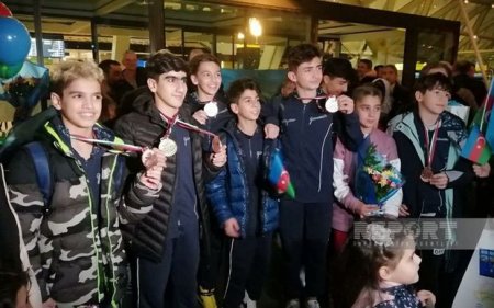 Dünya yaş qrupları yarışında 5 medal qazanan Azərbaycan gimnastları vətənə dönüblər - FOTO