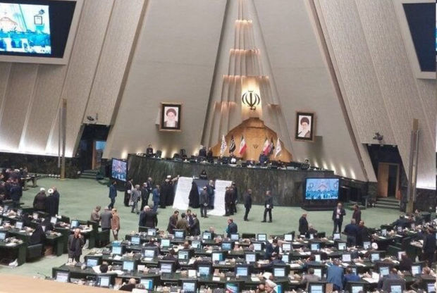 İran parlamenti vəzifəli şəxslərin ölkədən çıxışına qadağa qoyur - FOTO