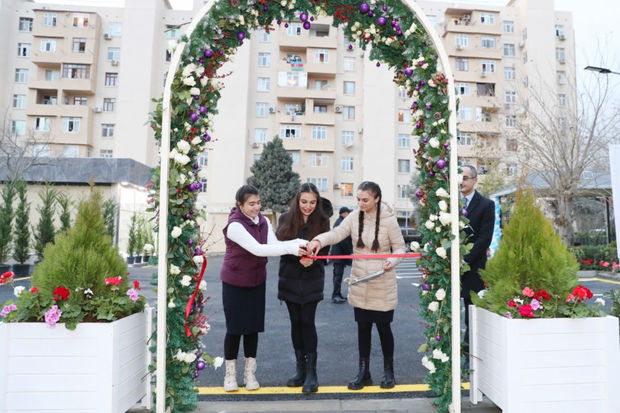 Leyla Əliyeva Bakıda “Bizim həyət” layihəsi çərçivəsində növbəti həyətin açılışında iştirak edib - FOTO