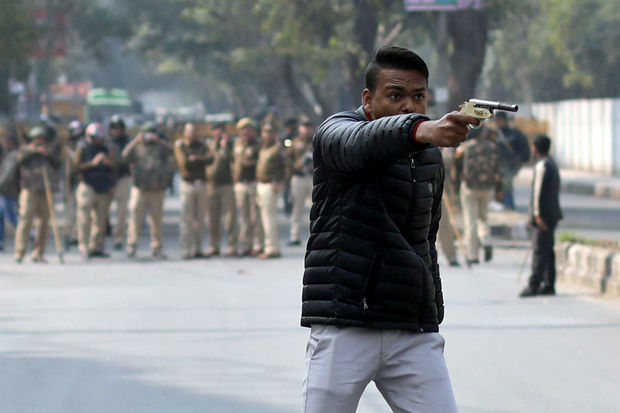 Hindistanda polis səhiyyə nazirini güllələyib öldürdü