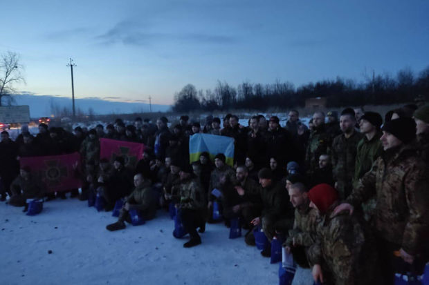 Ukrayna 100 hərbçisini əsirlikdən geri qaytardı – FOTO