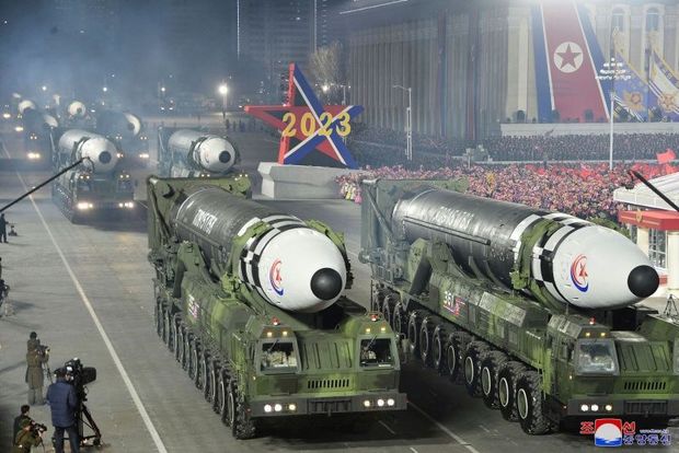 Şimali Koreya yeni ballistik raketini nümayiş etdirdi – FOTO