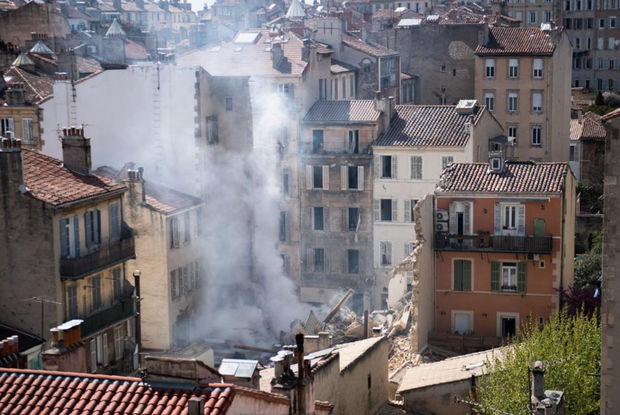 Fransada çökən binanın qalıqları altından meyitlər tapıldı